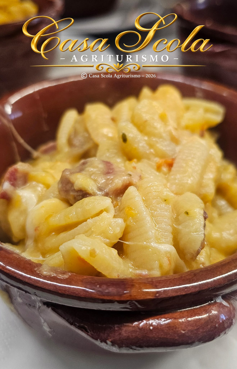 Pasta, patate e provola: il sapore di sentirsi a casa.